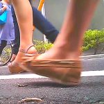 通学路にいるイモムシを女子大生が気付かず踏んでいく日常の偶然クラッシュ動画