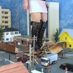 巨大化したウルトラマンサイズのブーツ女が街を踏み潰して破壊特撮クラッシュ動画